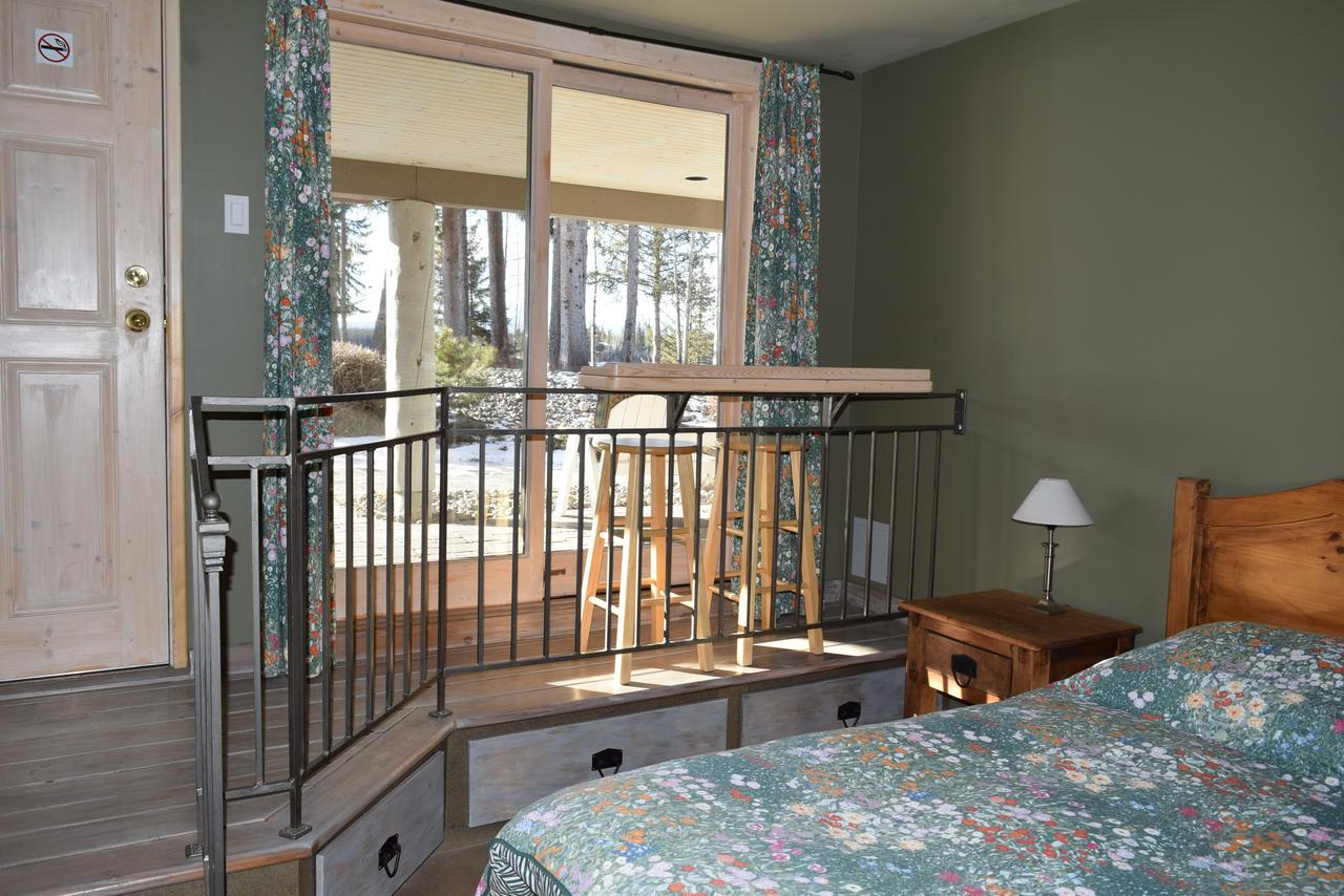 Retreat Wilderness Inn Nimpo Lake Exterior foto