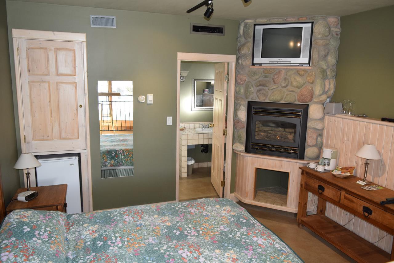 Retreat Wilderness Inn Nimpo Lake Exterior foto